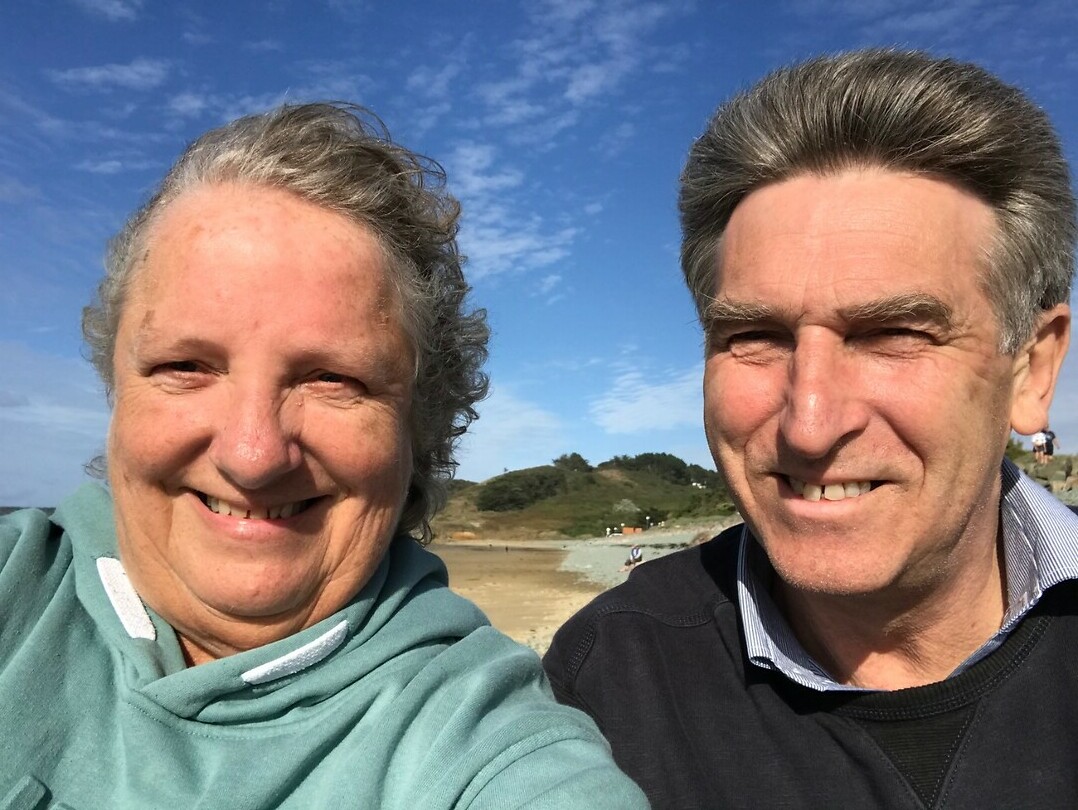 In de zon op het strand