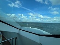 Vanaf de boot komt Vlieland in zicht