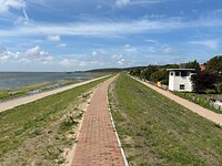 Nieuwe dijk langs het wad