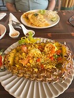 Pad Thai en gebakken rijst in ananas met garnalen