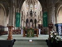 Basiliek van binnen, altaar