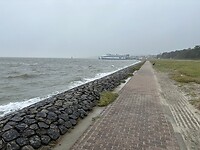 Sombere wadkant met de boot