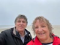 Natte kopjes op het strand