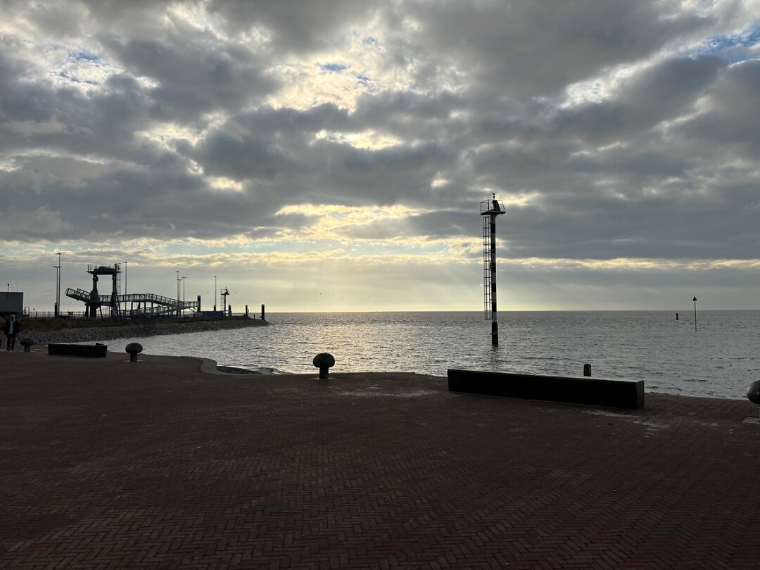 Wad met donkere lucht