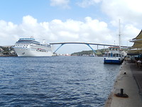 Cruiseschip in het Sint Annabaai kanaal!