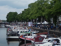 De kade met de boten en de kramen!