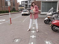 Met 1 been in Belgie en met het andere in Nederland!