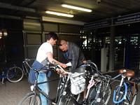 Even de fietstas achterop!