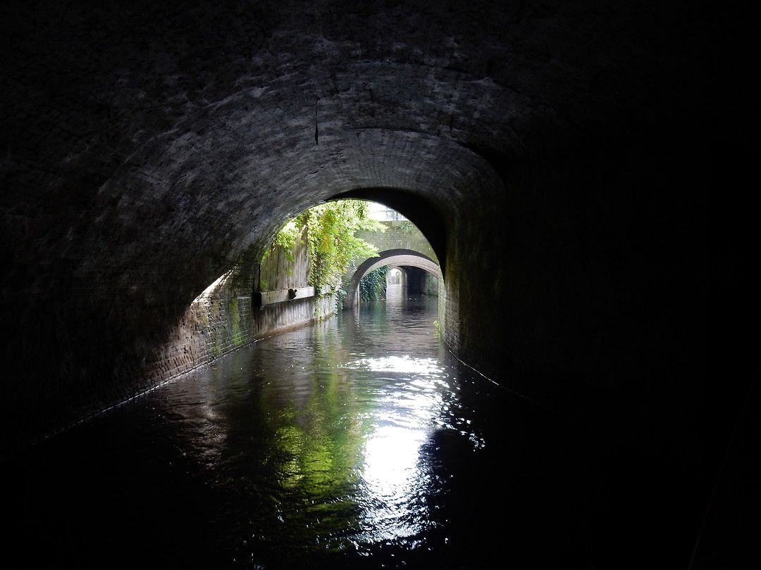 Onder de stad door!