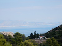 Kerkje en op de achtergrond Piraeus!