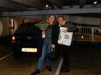 Sharona en Jessie in de parkeergarage!