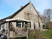 Het voorhuis en een insectenhotel!