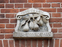 Gevelsteen in dorp Giessen-Oudekerk!