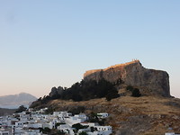 De Acropolis van Lindos in de schemering!