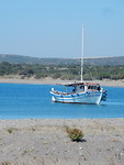 Vissersbootje dobbert in de baai!