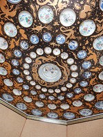 Plafond van Chinees aardewerk!