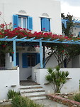 Terras onder de bougainvillea!