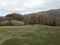 Enorme boulders buiten het dorpje!