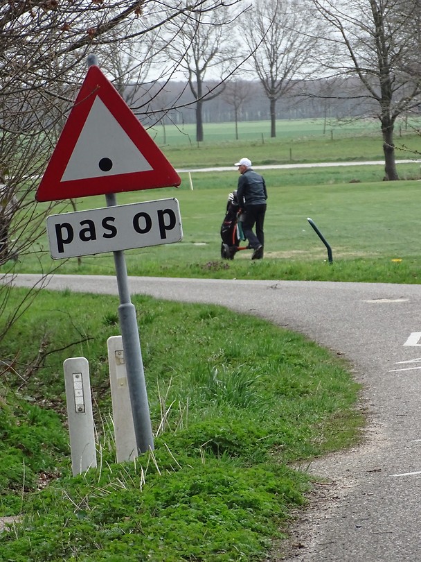 Pas Op! Overvliegende Golfballen!