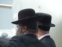 Twee Orthodoxe joden op vliegveld Eindhoven!