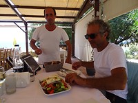 De mompelende Fotis!