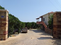 Poort en daarachter het huis en de citrusplantage!