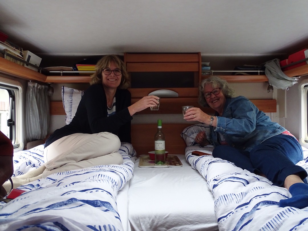 Het is maar klein in de camper!