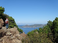 Het eiland Aegina, daarachter Piraeus!