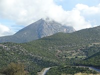 De wolk kust de berg!