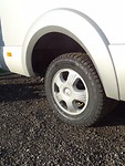 Nieuwe banden onder de camper!
