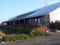 Een klein deel is het sanitairgebouw voor de camperaars!