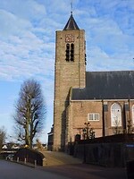 De dorpskerk van Hoornaar gelegen op een zanddonk!
