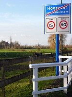 Over de Dorpsweg het dorp uit!