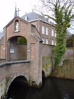 Slotgracht van het oude kasteel rond het klooster.