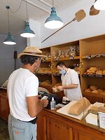 Even een broodje kopen…. En lekkere koekjes….