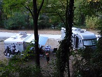 Wat een leuke camperplek bij de Bronnen van Pozar!