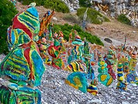 De sculpturen bij de verborgen baai van het Aragia strand…..