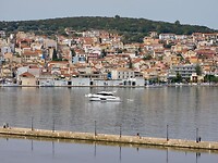 Argostoli……bewolkt weer, maar wel 30 graden…..