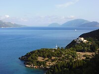 In de verte ligt het eiland Ithaki…..