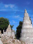 De vreemde “pyramides” in het dorp Exogi…..