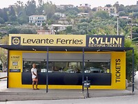 Tickets kopen in de haven van Poros…..