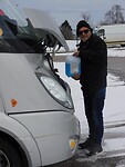 De camper krijgt wat anti-vries…..