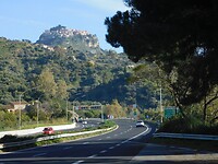 We rijden langs Taormina….