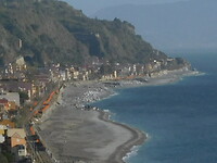 Dr drukke kust tussen Taormina en Messina…..volgebouwd…..