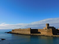 Het Castella Aragonese lijkt uit de zee op te rijzen…..