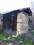 Veel verlaten huizen in het dorp….hier staat alleen de poort nog….