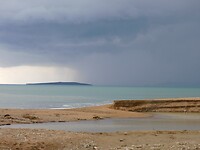 Regengordijnen boven zee…..