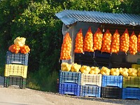 Fruitkramen langs de weg richting Argos…..