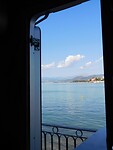 …..ik heb uitzicht op de “gekke wateren” van Chalkida….