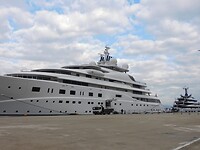 Griekse Adonis zijn bootje in de haven van Nafplion….🤭